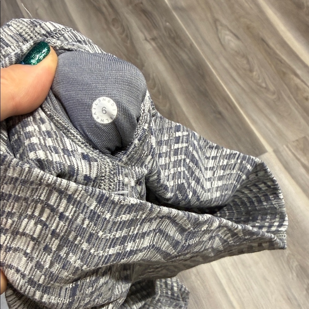 Lululemon Gray Patterned Leggings size 6 - Picture 3 of 9